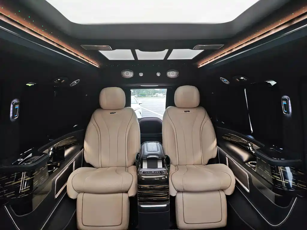 Mercedes-Benz V-Class 2022 — фото 15