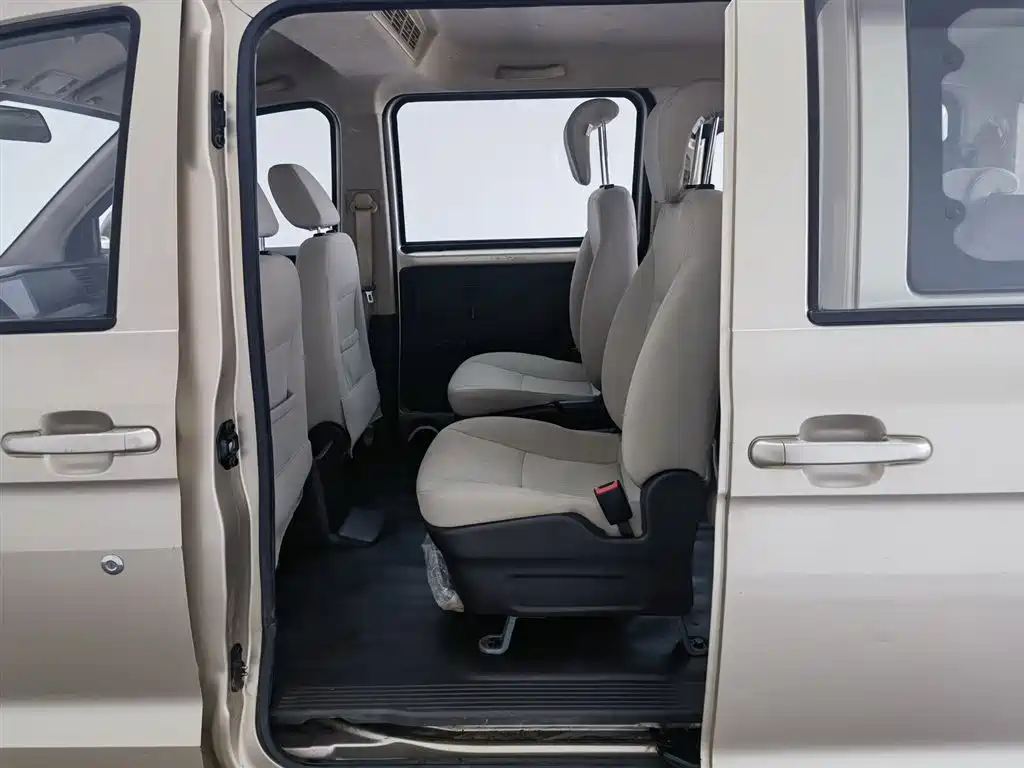 Wuling Hongguang V 2020 — фото 15