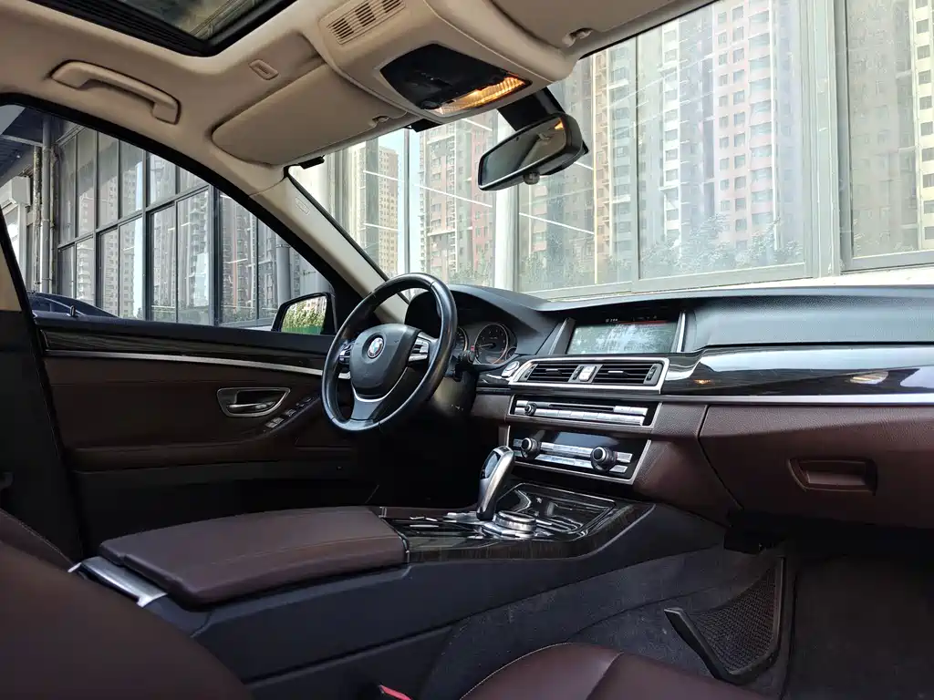 BMW 5 Series 2015 — фото 15