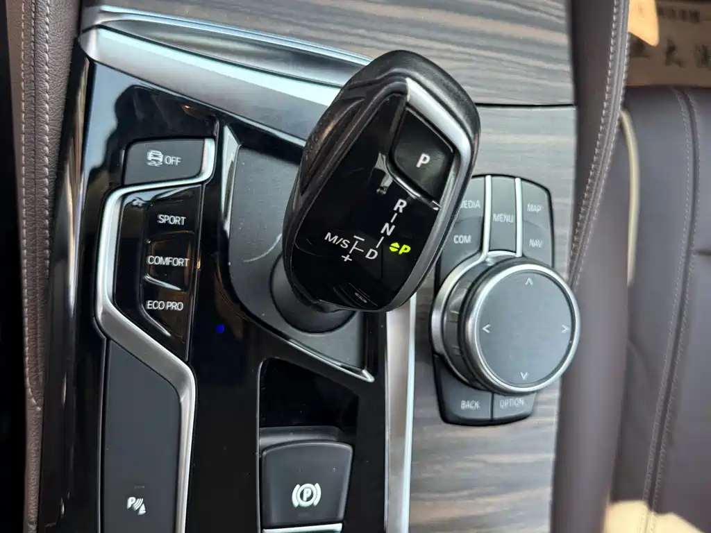 BMW 5 Series 2019 — фото 25