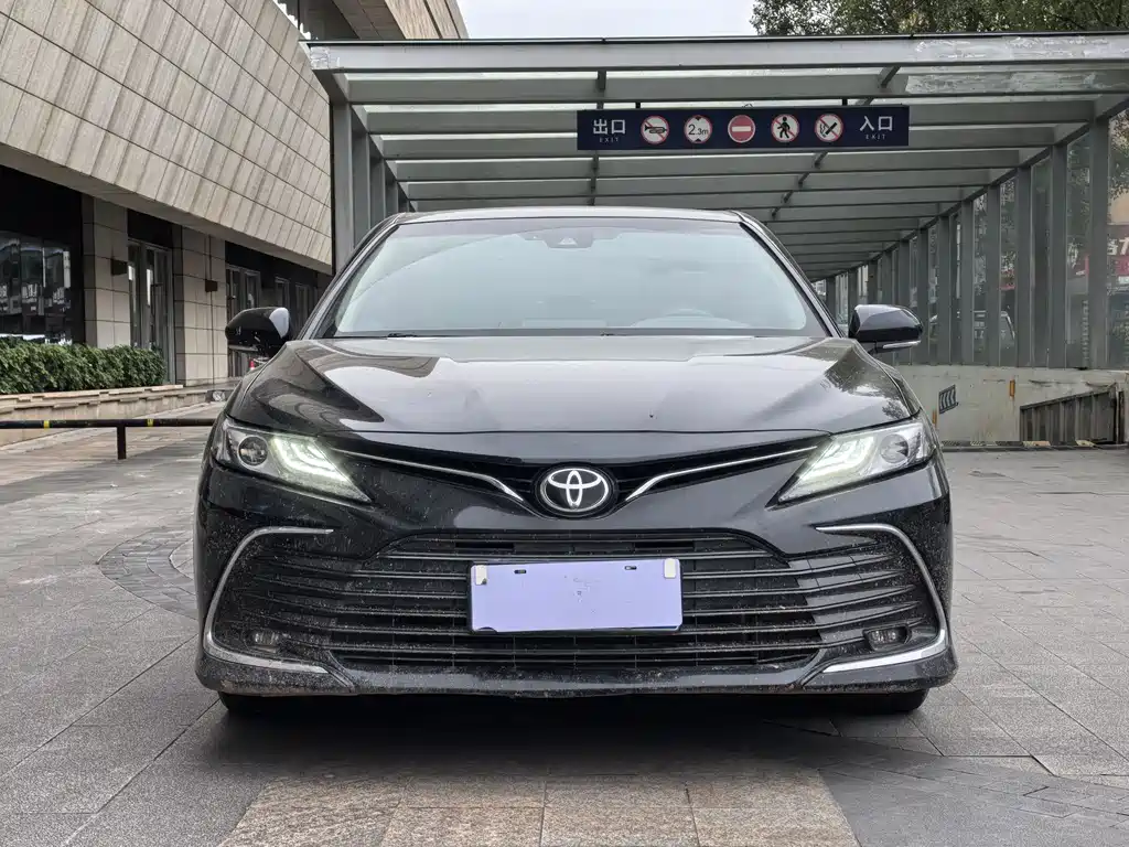 Toyota Camry 2022 — фото 2