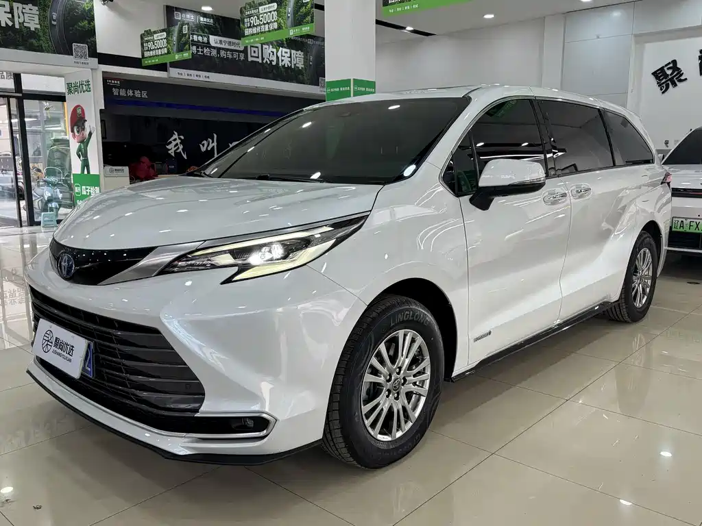 Toyota Sienna 2022 — фото 1