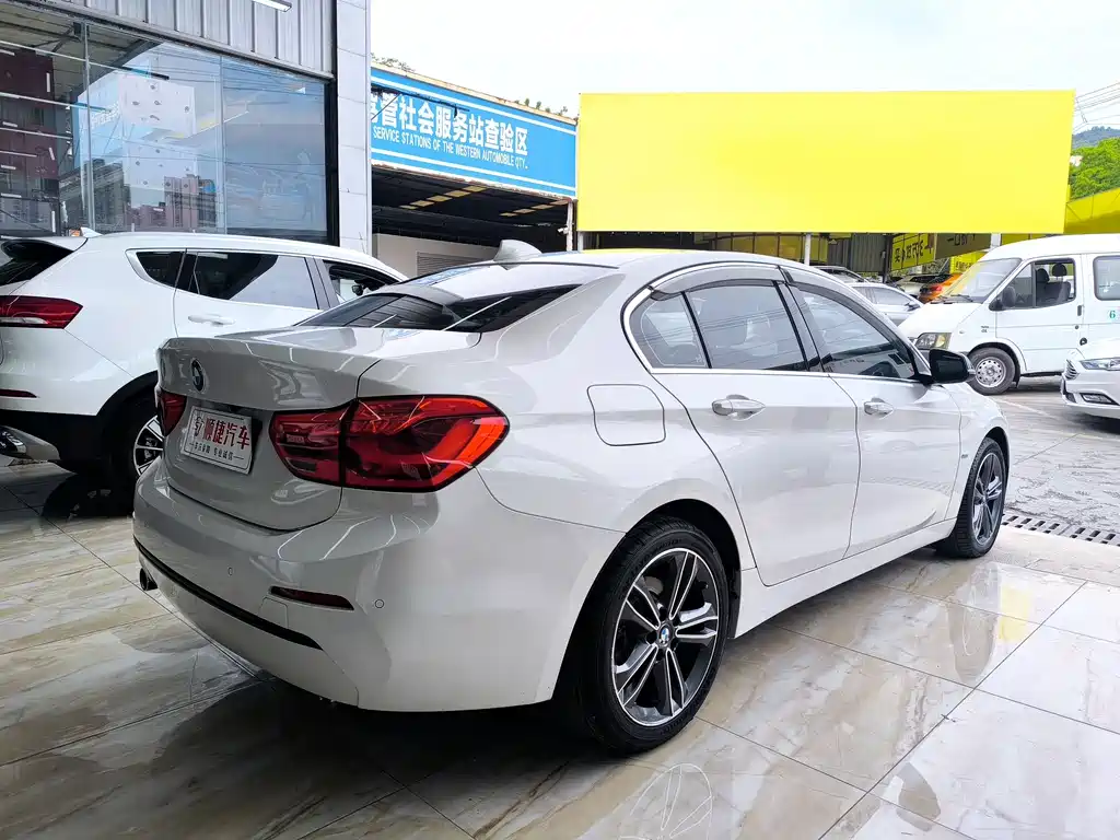 BMW 1 Series 2018 — фото 11