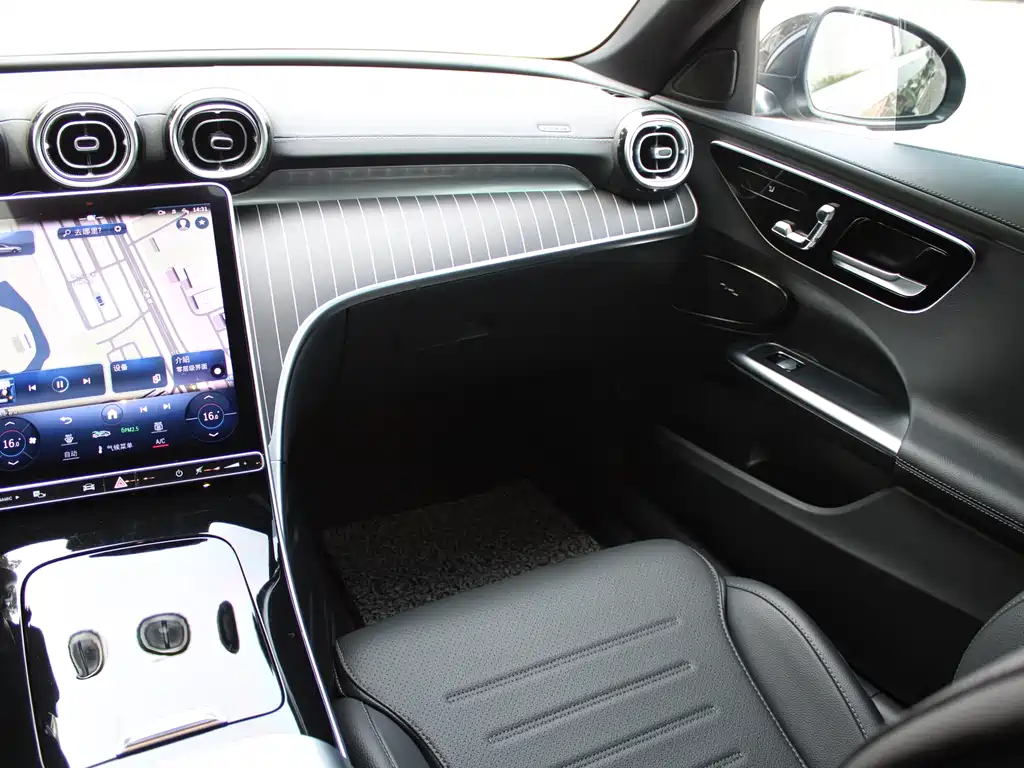 Mercedes-Benz C-Class 2023 — фото 17