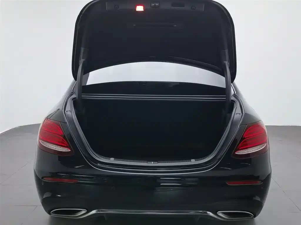 Mercedes-Benz E-Class 2017 — фото 16
