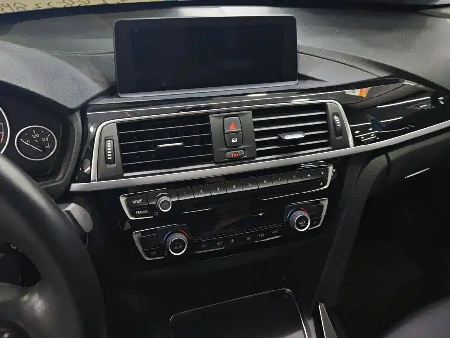 BMW 3 Series 2019 — фото 13