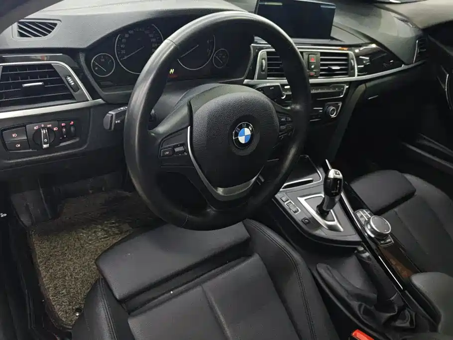 BMW 3 Series 2019 — фото 12