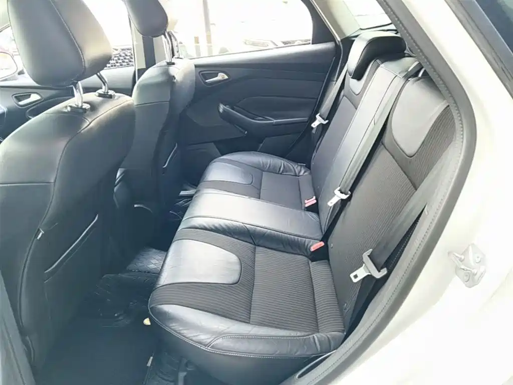 Ford Focus 2014 — фото 17