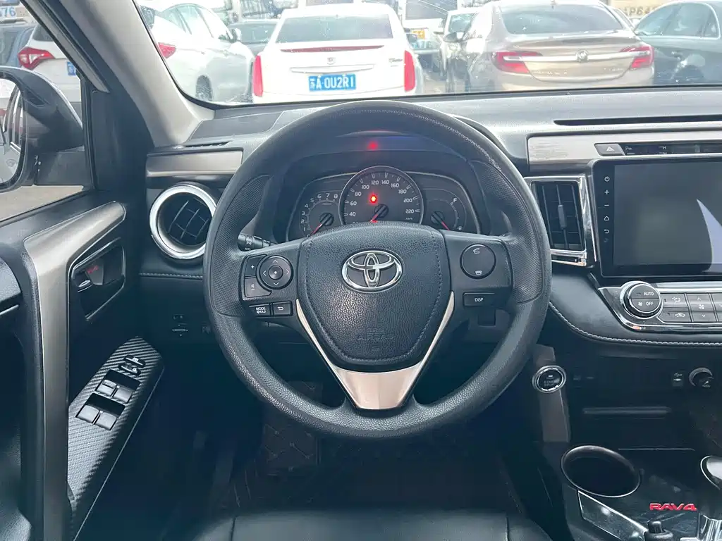 Toyota RAV4 2016 — фото 15