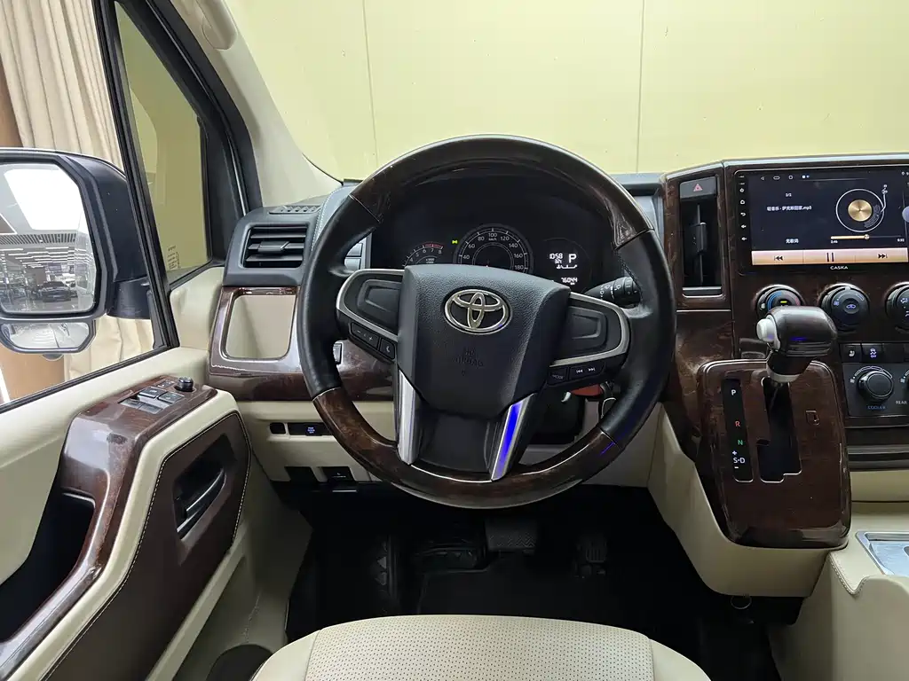 Toyota Hiace 2022 — фото 4