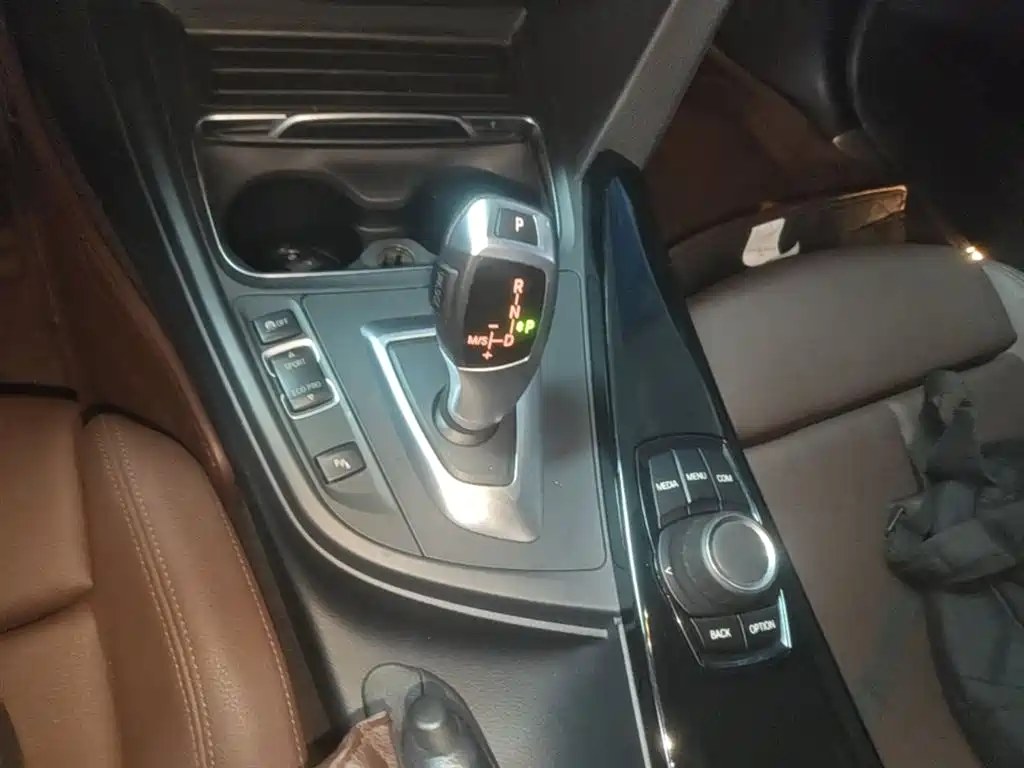 BMW 3 Series 2018 — фото 14