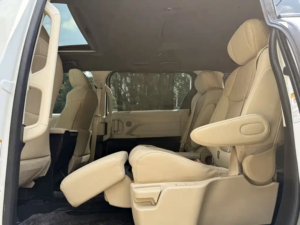 Toyota Sienna 2022 — фото 10