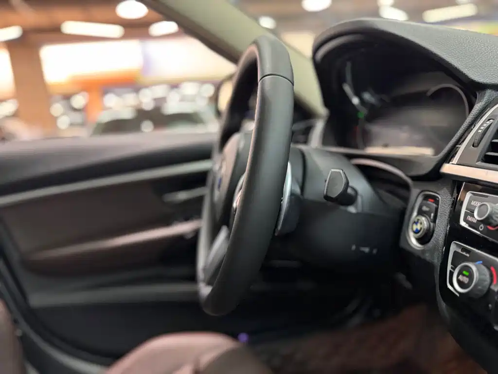 BMW 3 Series 2018 — фото 37