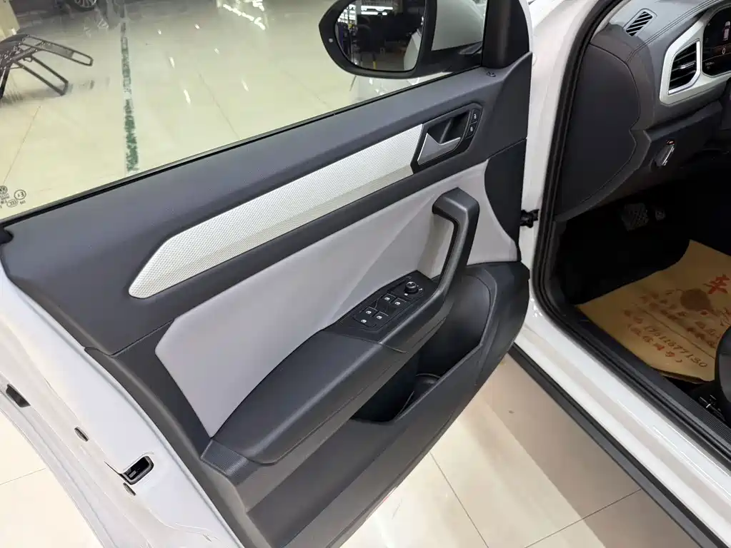 Volkswagen T-Roc 2023 — фото 12