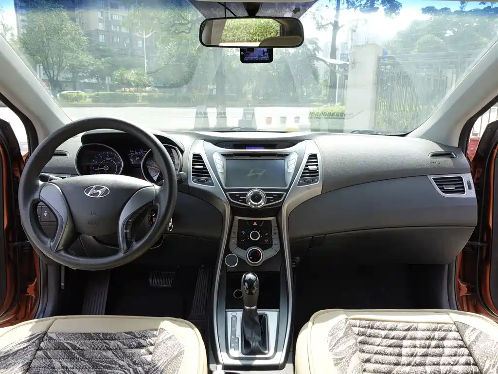 Hyundai Elantra Langdong 2016 — фото 10
