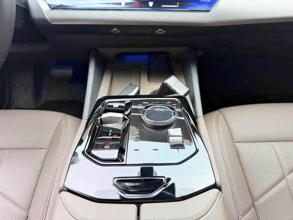 BMW 5 Series 2025 — фото 12