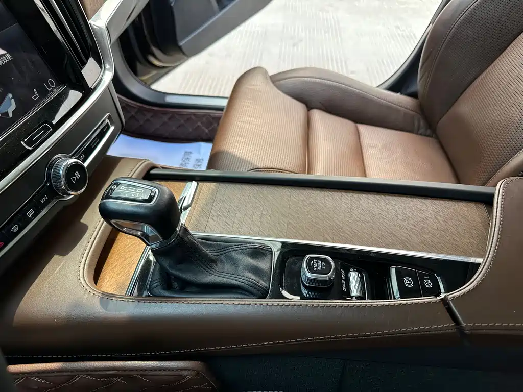 Volvo S90 2017 — фото 13