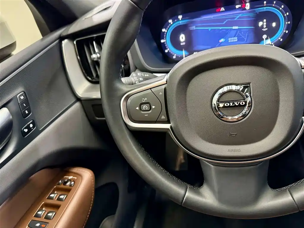 Volvo XC60 2025 — фото 15