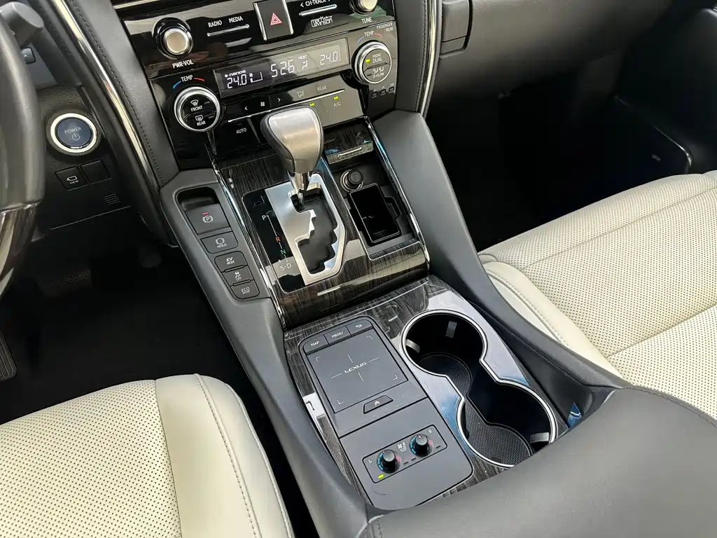 Lexus LM 2021 — фото 10