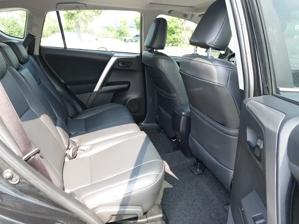Toyota RAV4 2019 — фото 18