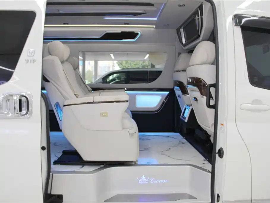 Toyota Hiace 2021 — фото 17