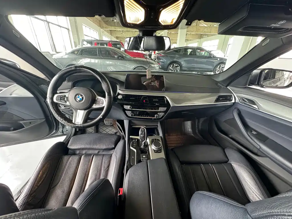 BMW 5 Series 2019 — фото 9