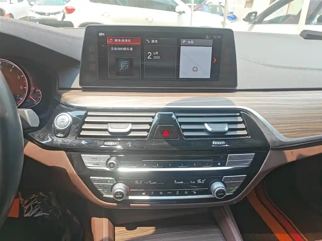 BMW 5 Series 2018 — фото 13