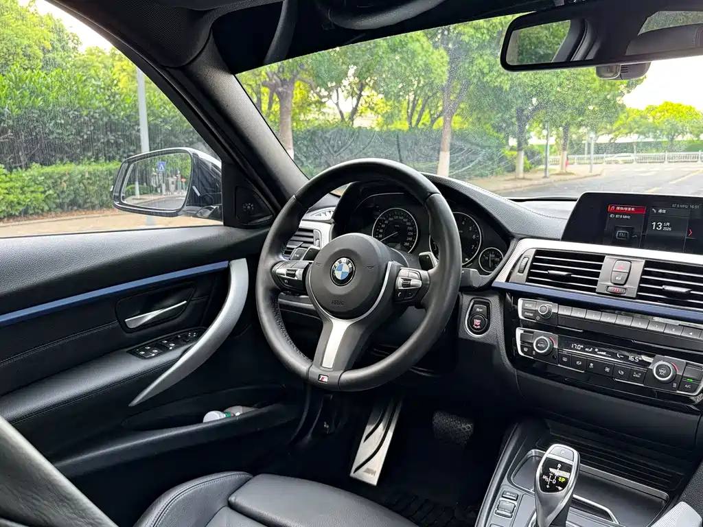 BMW 3 Series 2018 — фото 14