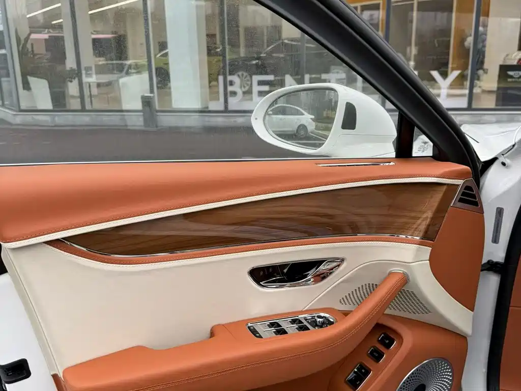 Bentley Flying Spur — фото 10