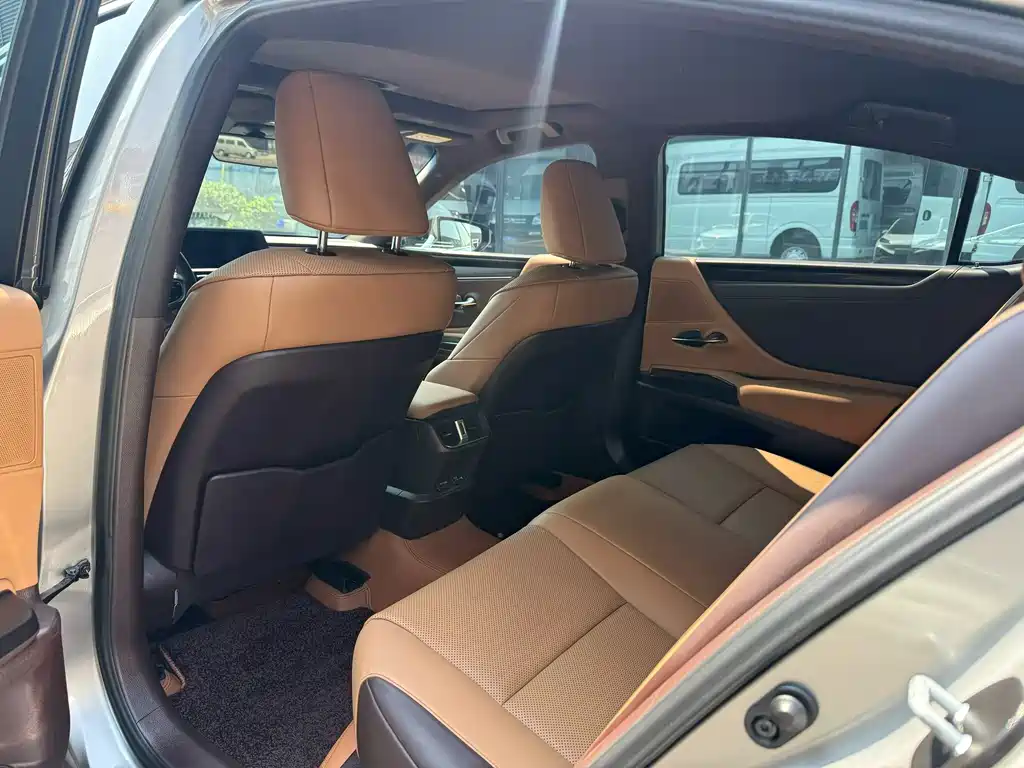 Lexus ES 2021