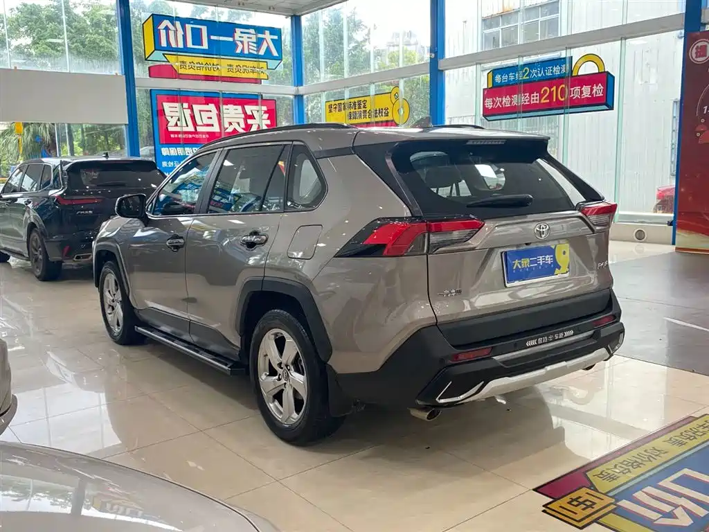 Toyota RAV4 2021 — фото 13