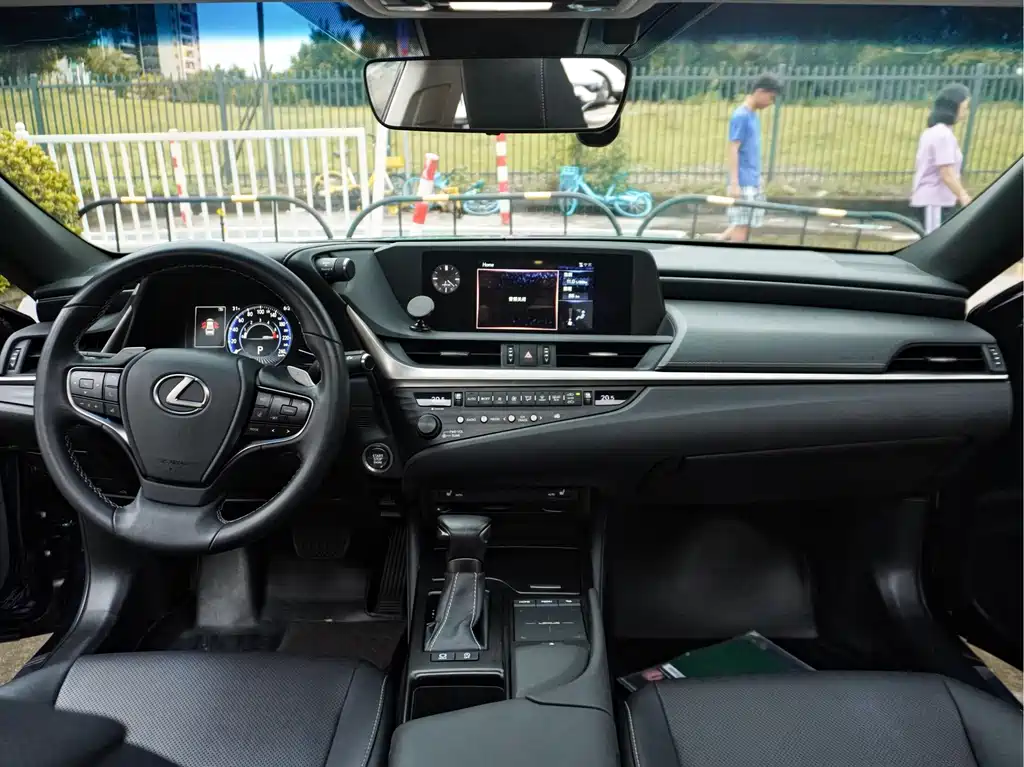 Lexus ES 2018 — фото 19