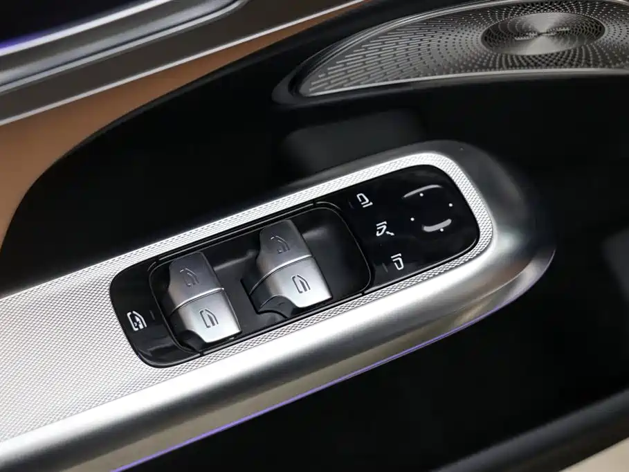 Mercedes-Benz E-Class 2025 — фото 11