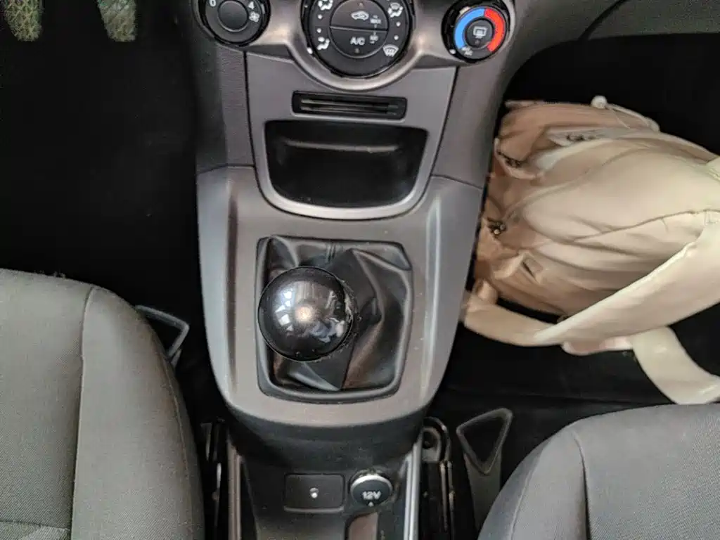 Ford Fiesta 2016 — фото 14