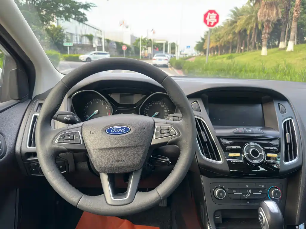 Ford Focus 2019 — фото 18