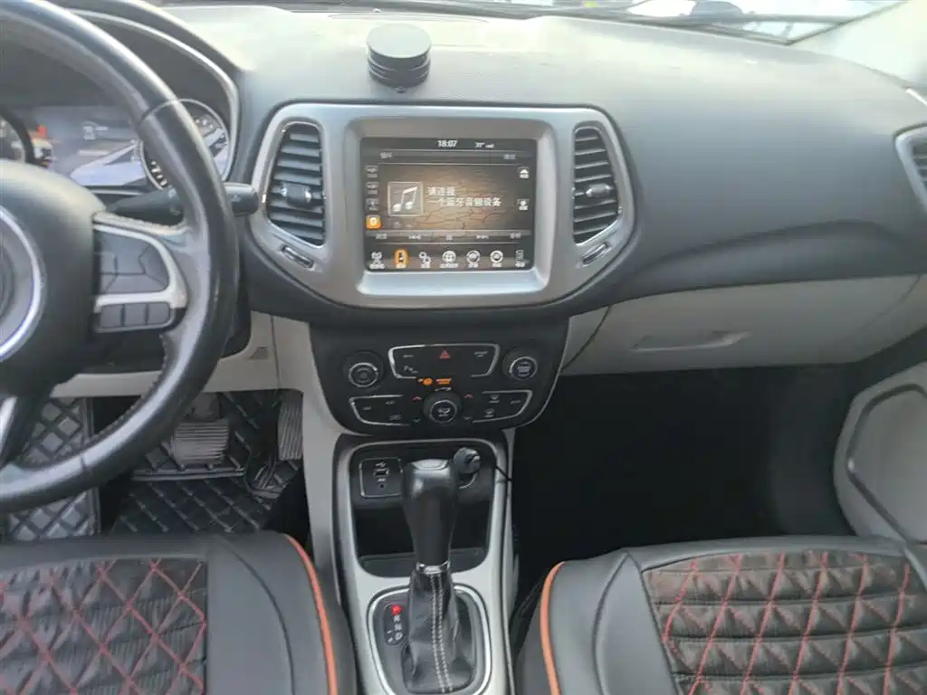 Jeep Compass 2017 — фото 13