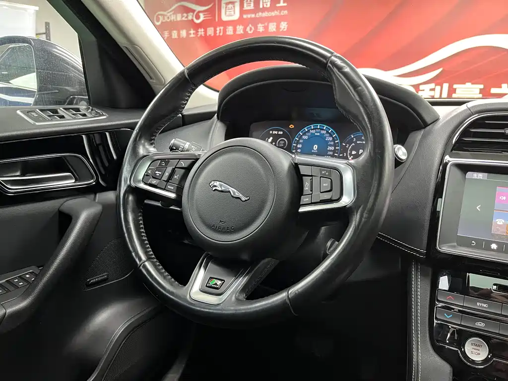Jaguar F-PACE 2017 — фото 15