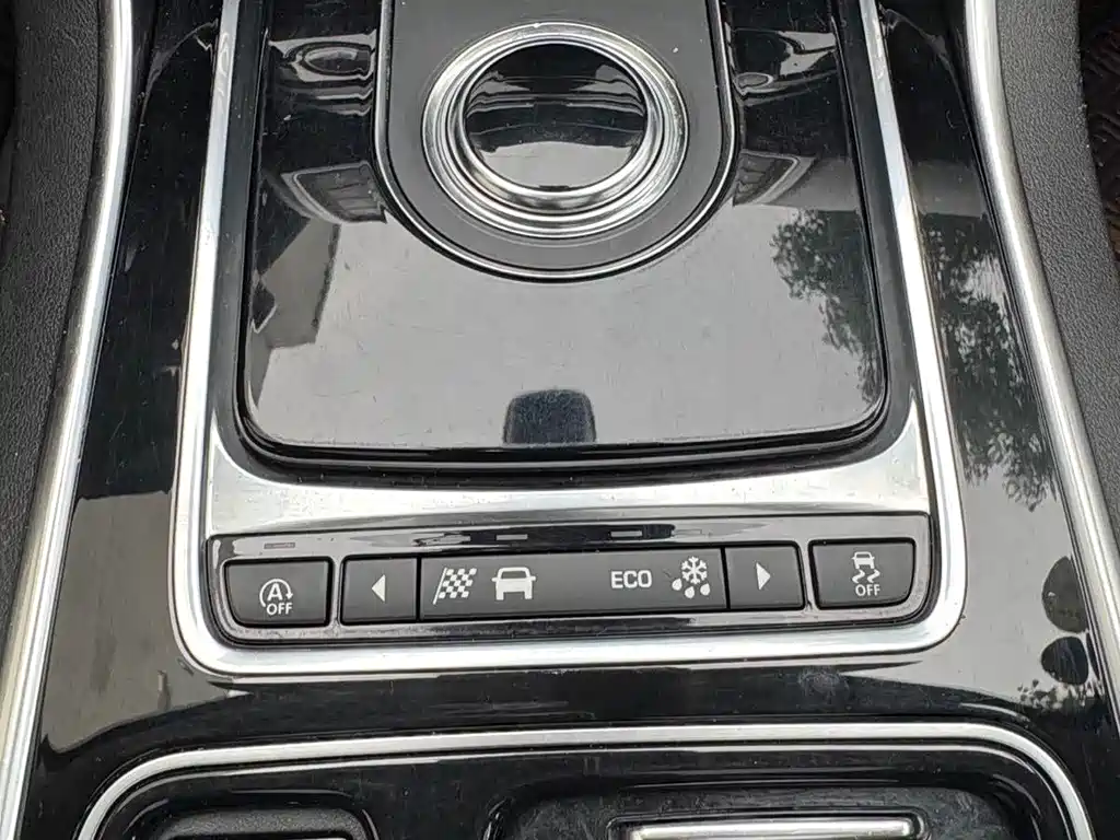 Jaguar XEL 2018 — фото 12