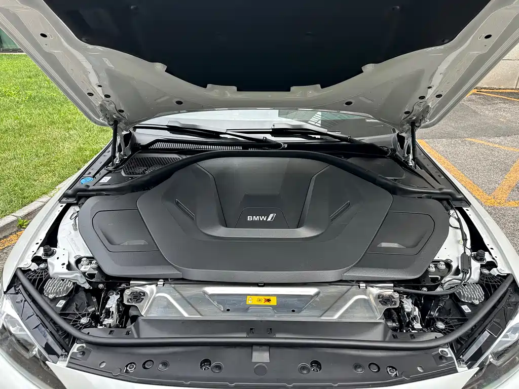 BMW i4 2025 — фото 19