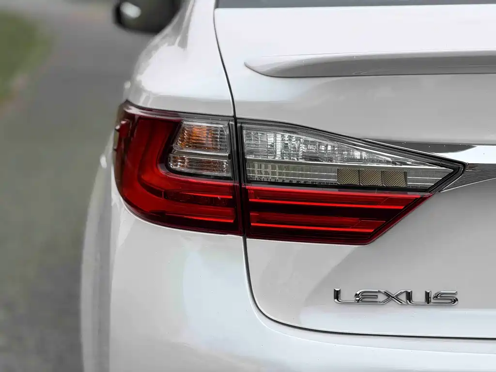 Lexus ES 2017 — фото 9