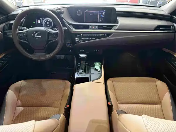 Lexus ES 2021