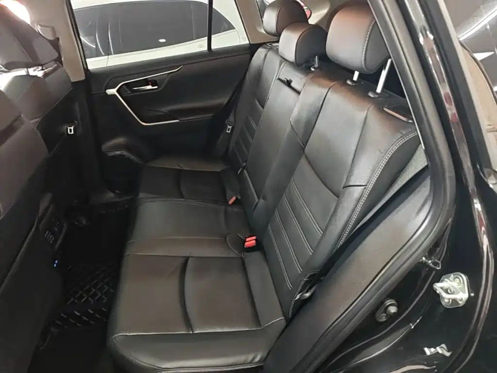 Toyota RAV4 2023 — фото 17