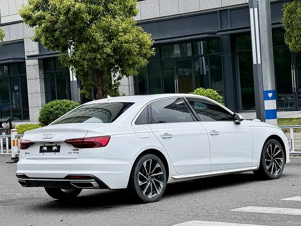 Audi A4L 2023 — фото 6