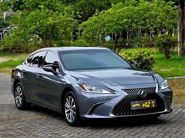 Lexus ES 2021