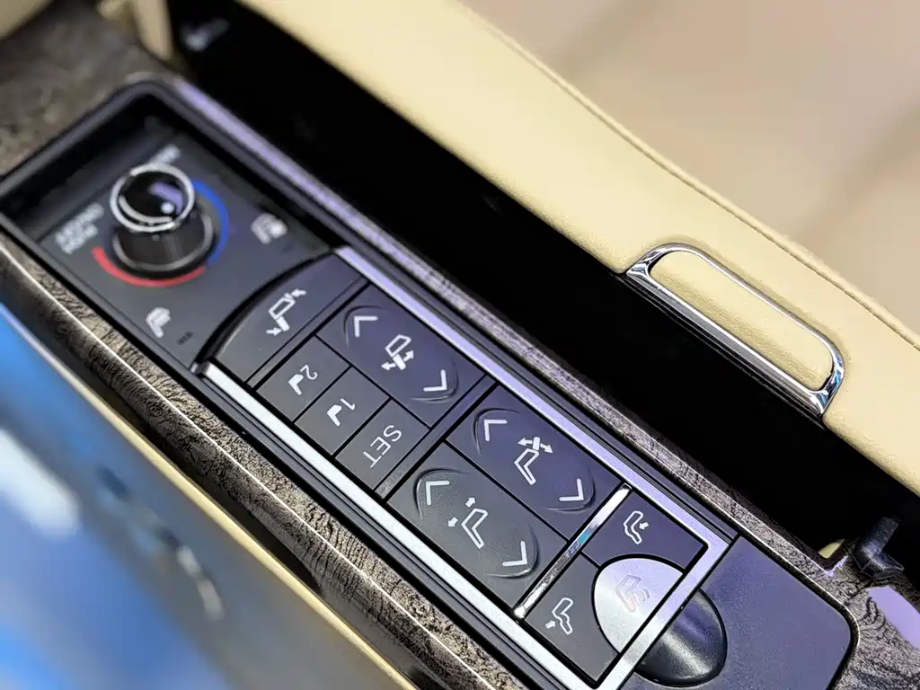 Toyota Hiace 2023 — фото 18