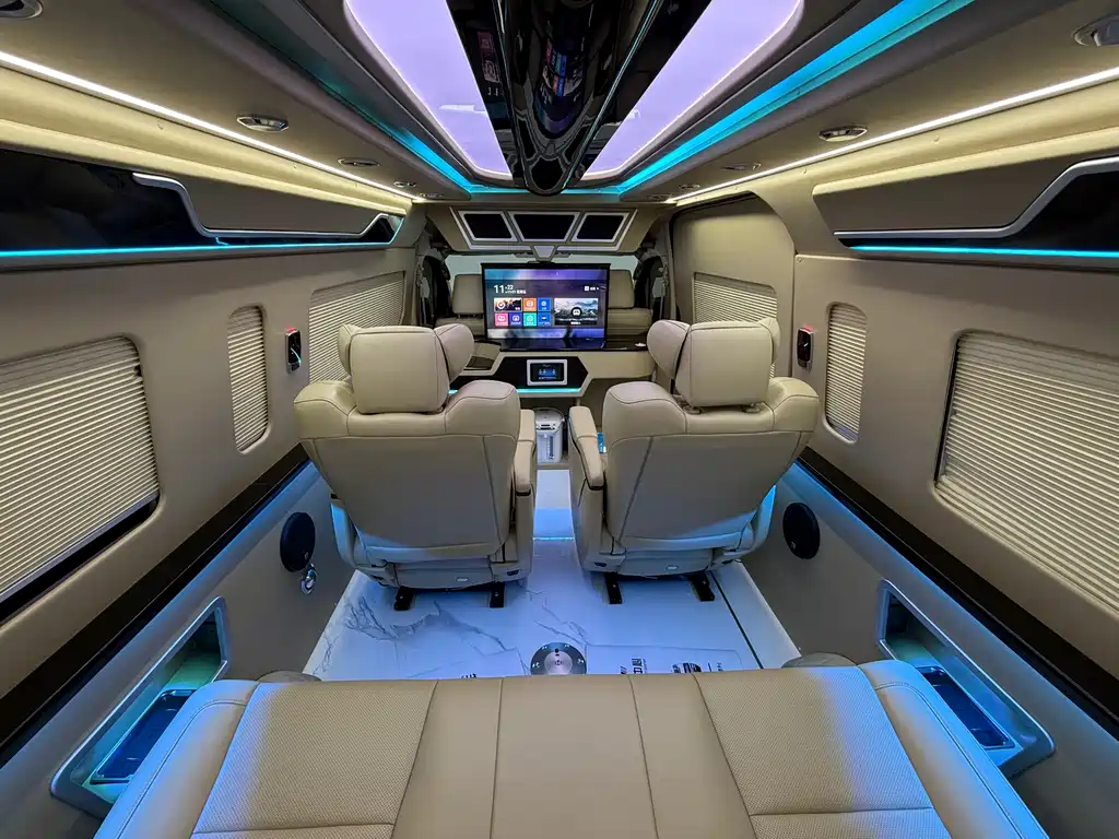 Toyota Hiace 2023 — фото 19