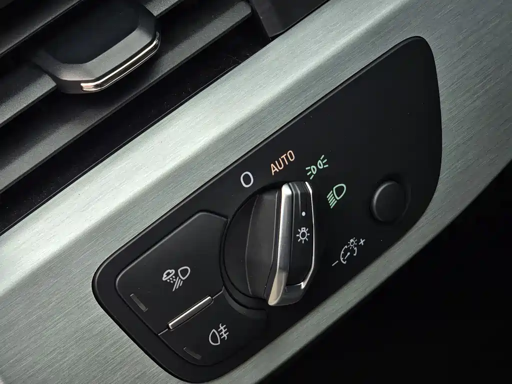 Audi A4L 2023 — фото 21