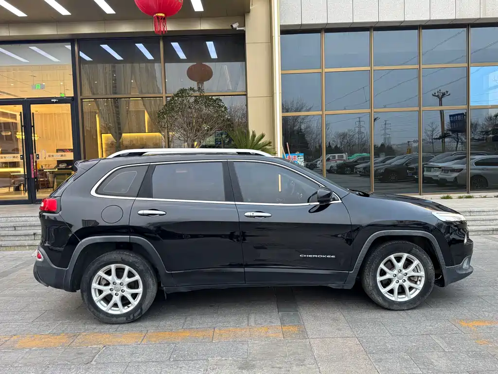 Jeep Cherokee 2016 — фото 11