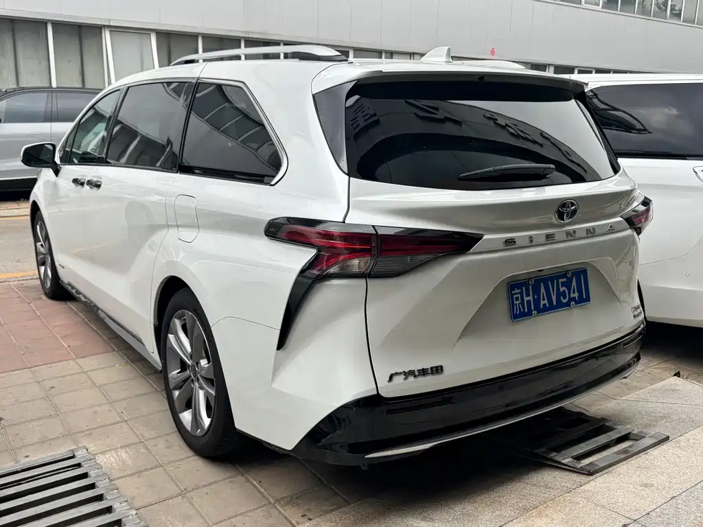 Toyota Sienna 2023 — фото 18