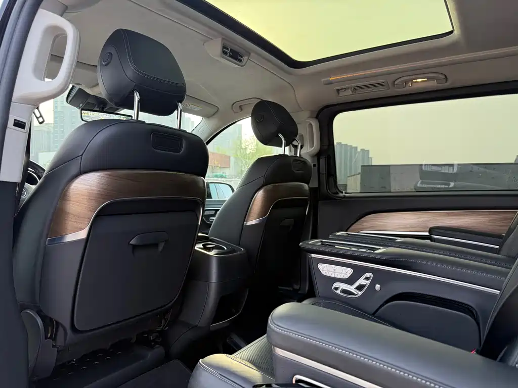 Mercedes-Benz V-Class 2023 — фото 11